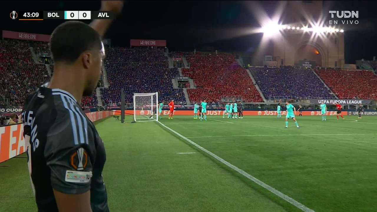 ¡GOL!  anota para Aston Villa. Ezri Konsa