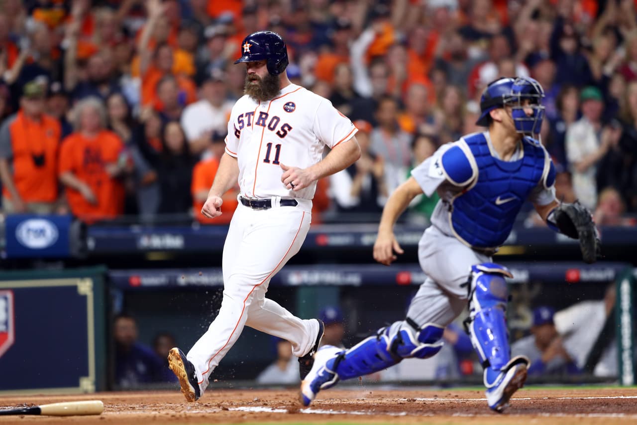 Evan Gattis se embasó en sus 4 apariciones en el plato. Un sencillo y 3 bases por bolas fueron la cosecha del 'Oso'.
