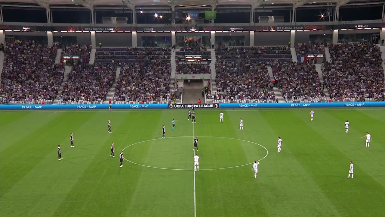 Arranca el partido y la pelota está en juego.