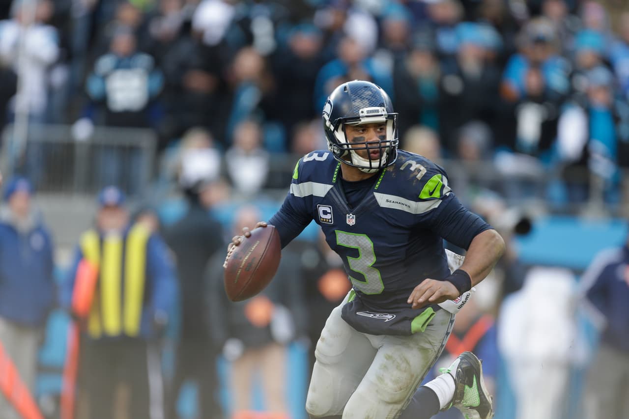 Russell Wilson terminó completando 31 de 48 envíos para 366 yardas, tres pases de TD y dos intercepciones.