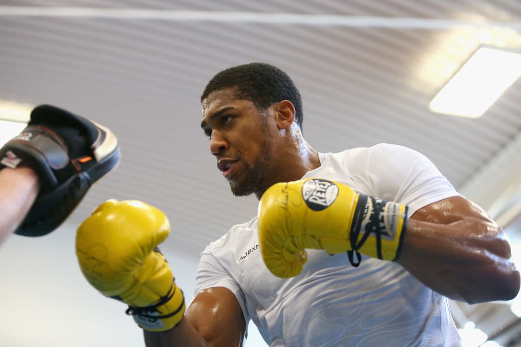 El exboxeador mexicano Marco Antonio Barrera, reconocido en Inglaterra por su victoria sobre el 'Príncipe' Naseem Hamed en 2001, regaló un par de guantes amarillos al campeón invicto FIB, IBO, y AMB de peso completo previo a su pelea con Joseph Parker el próximo 31 de marzo.