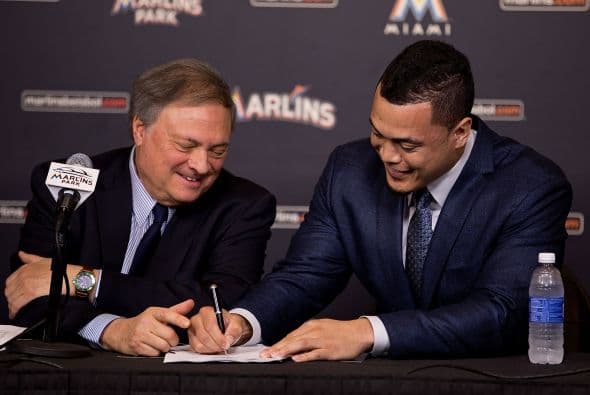 Stanton firma su contrato histórico ante los medios