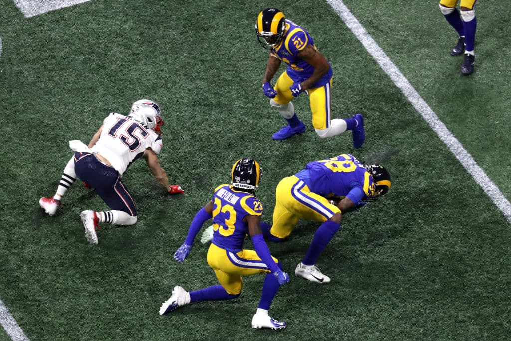Y de manera sorpresiva, los Rams interceptaron a Tom Brady en el primer drive del partido, un pase que salió rebotado.