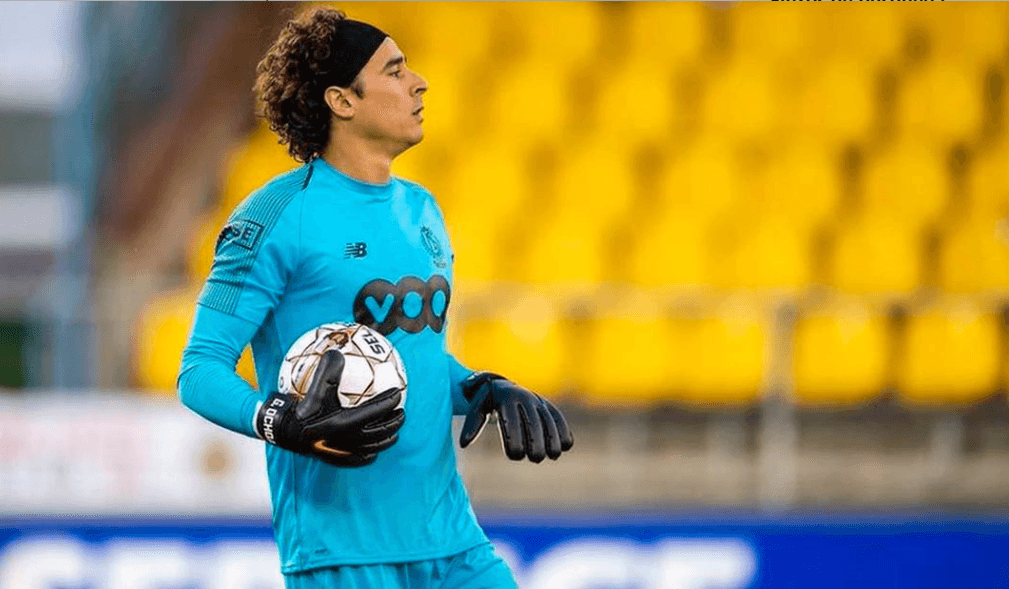 Guillermo Ochoa, fuera de la convocatoria del Standard