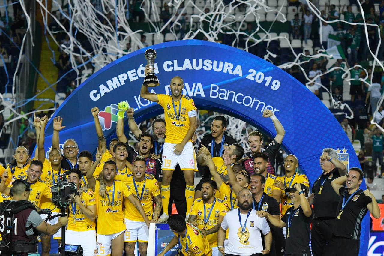 ¡Tigres se proclama Campeón del fútbol mexicano! Los felinos regiomontanos cosecharon su séptimo título de la Liga MX y se cuelan, aunque muchos se sigan negando a aceptarlo, entre los grandes del balompié azteca. Luego de superar en una Final de un solo gol a los Esmeraldas del León, así se dieron los festejos de los Tigres en patio ajeno, imágenes para el recuerdo y que hay que darse un tiempo para echarles un ojo, sobre todo la fiel afición de los felinos regios.