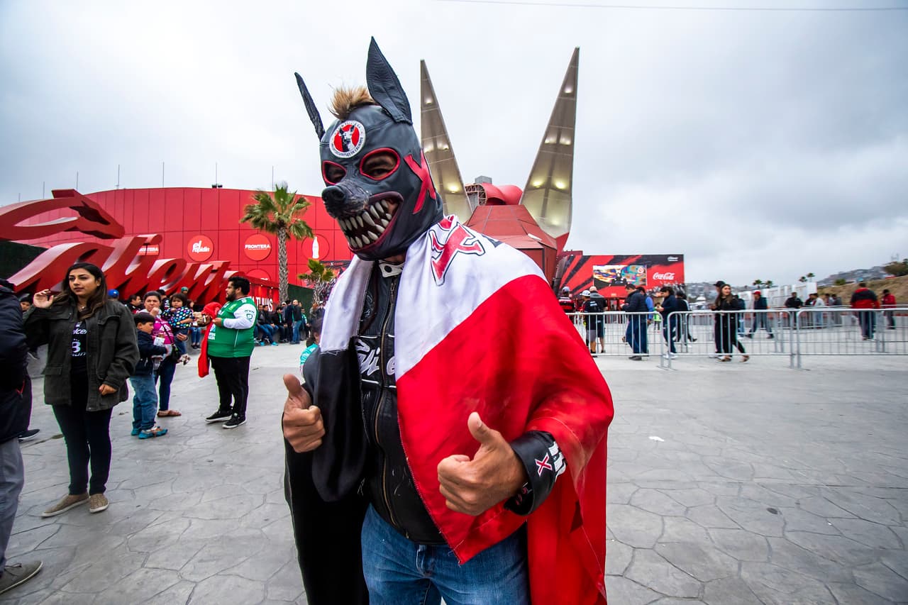Tremendo ambiente el que se vivió dentro y fuera del Estadio Caliente para presenciar el partido de la Ida de Cuartos de Final entre los Xolos de Tijuana y los Esmeraldas del León. Un marco fantástico para un partido que pintaba muy atractivo.