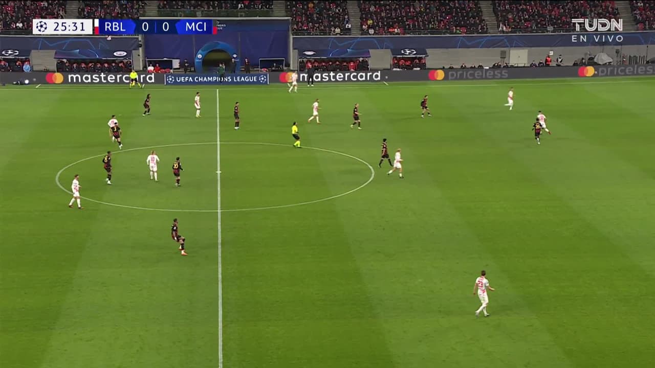 ¡GOL!  anota para Manchester City. Riyad Mahrez