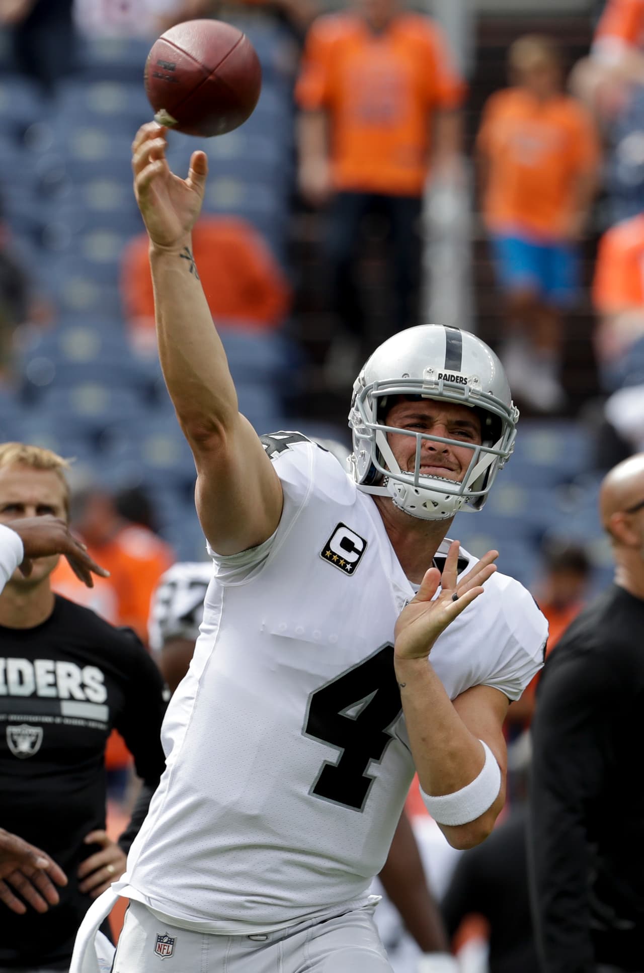 "Traté de hacer todo lo que podía para estar de vuelta allí, pero no podía", añadió el mariscal que será sustituido por EJ Manuel quien cerró el duelo contra los Broncos donde cayeron 16-10 el domingo.
<br>