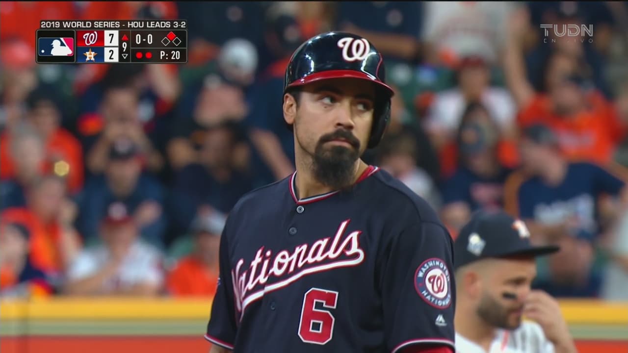 Rendon sigue encendido con el bat y produce dos más