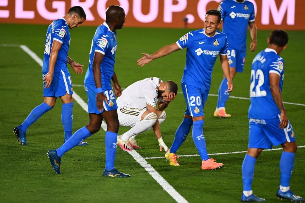 Karim Benzema se lamenta luego de haber sacada un terrible disparo en vez de haber dejado que Toni Kroos rematara.