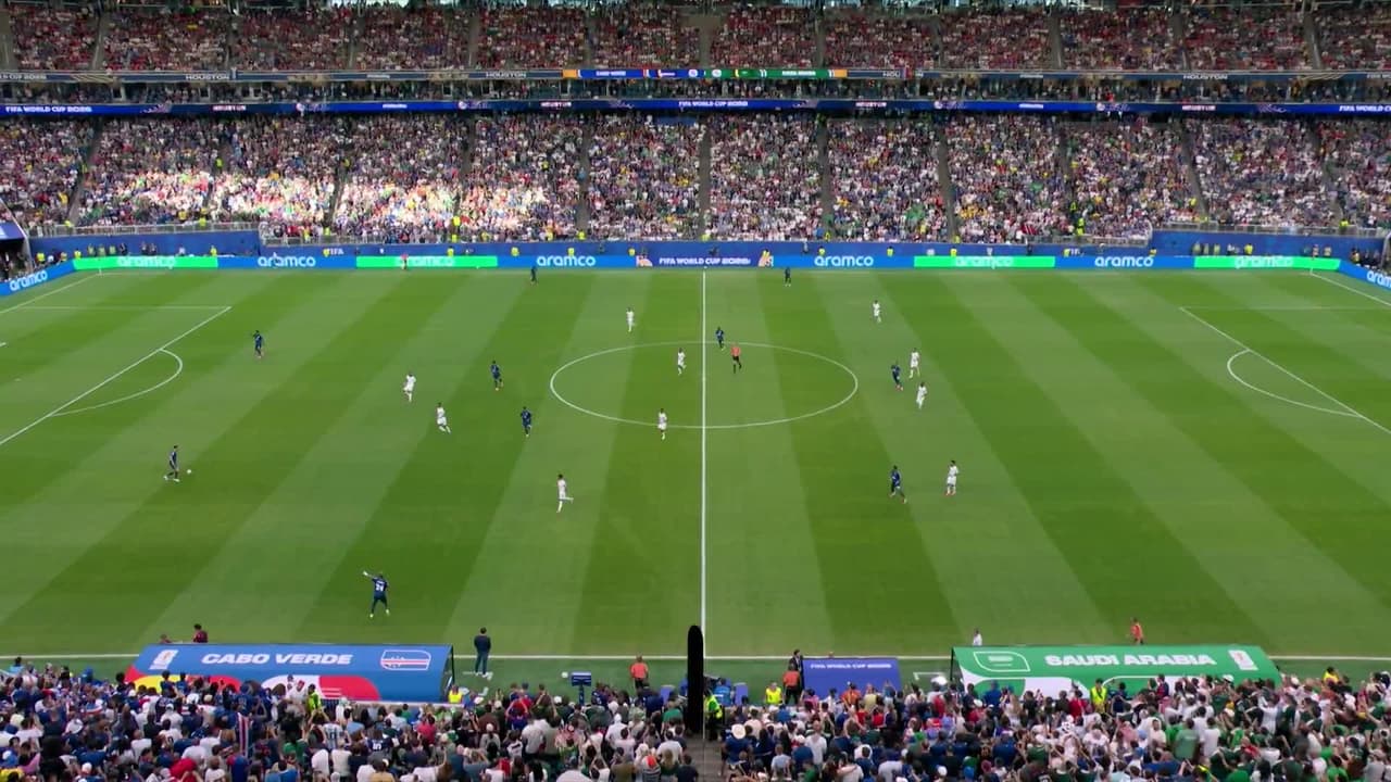 Arranca el partido y la pelota está en juego.
