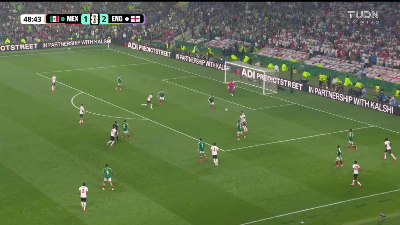 ¡CERCA! Nico O'Reilly disparó que se estrella en el poste.