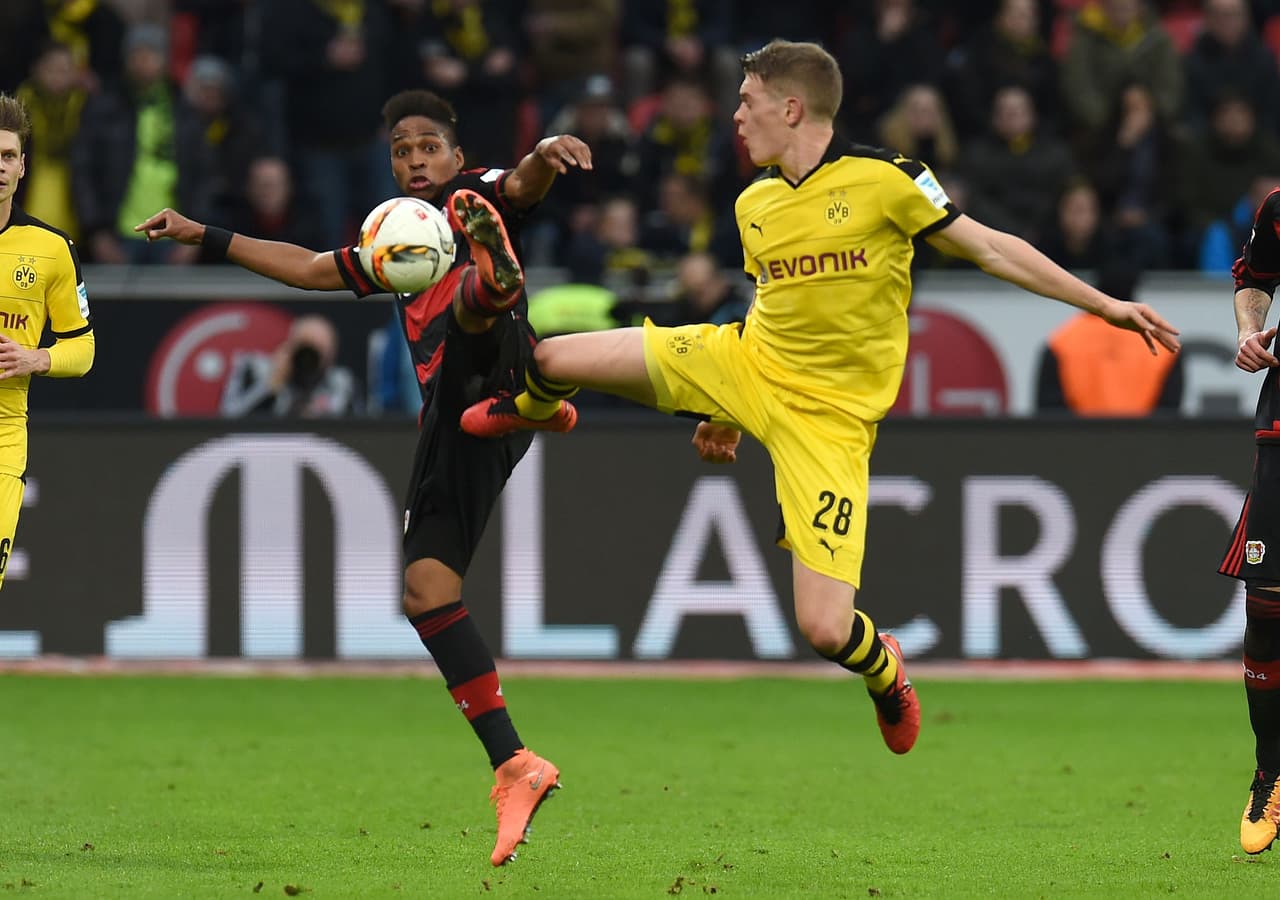 El árbitro alemán se robó cámaras con su actitud y decisiones dentro del campo de juego, donde incluso amagó con finalizarlo antes de tiempo.