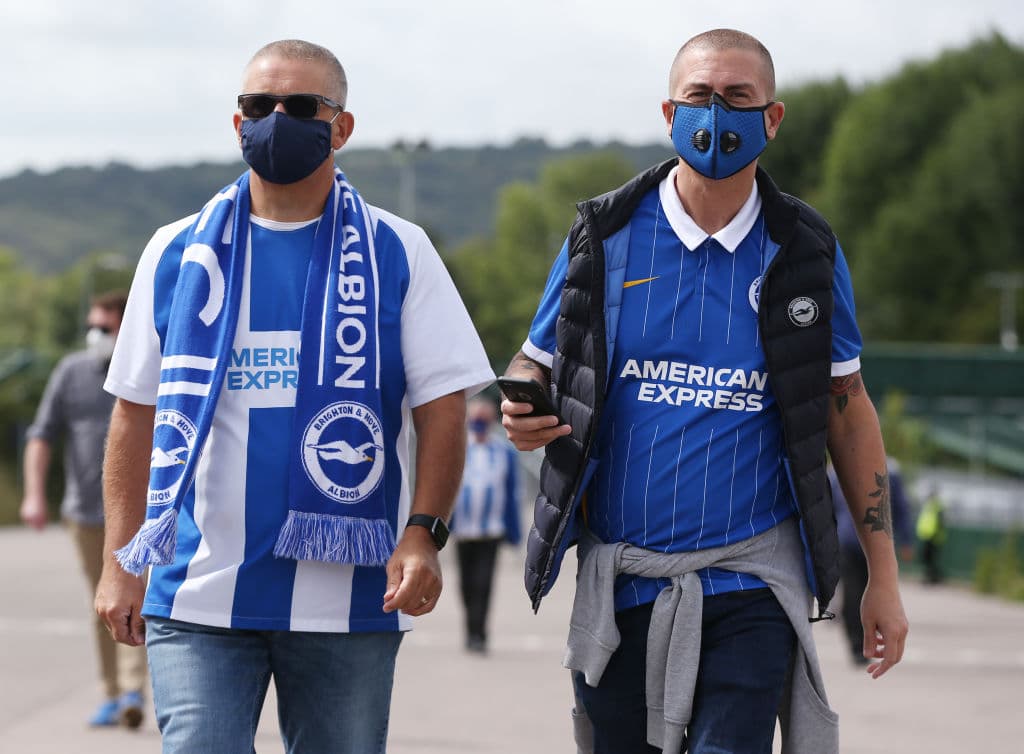 Los espectadores tuvieron que permanecer separados durante todo el encuentro para respetar la sana distancia. Al final de la temporada 2020-2021 los inmuebles podrían ser ocupados en su totalidad. El partido terminó empatado a un gol.