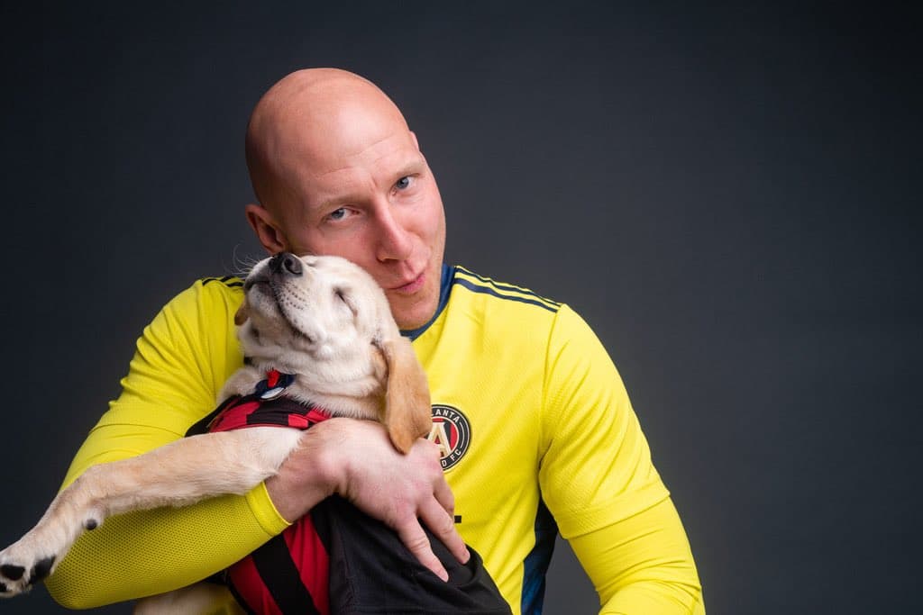 Él es Spike, el perro que busca servir como entrenamiento de perros y porta con gusto la playera del Atlanta United. Su misión es ayudar en algún momento a ayudar a un veteranos que lo necesiten.