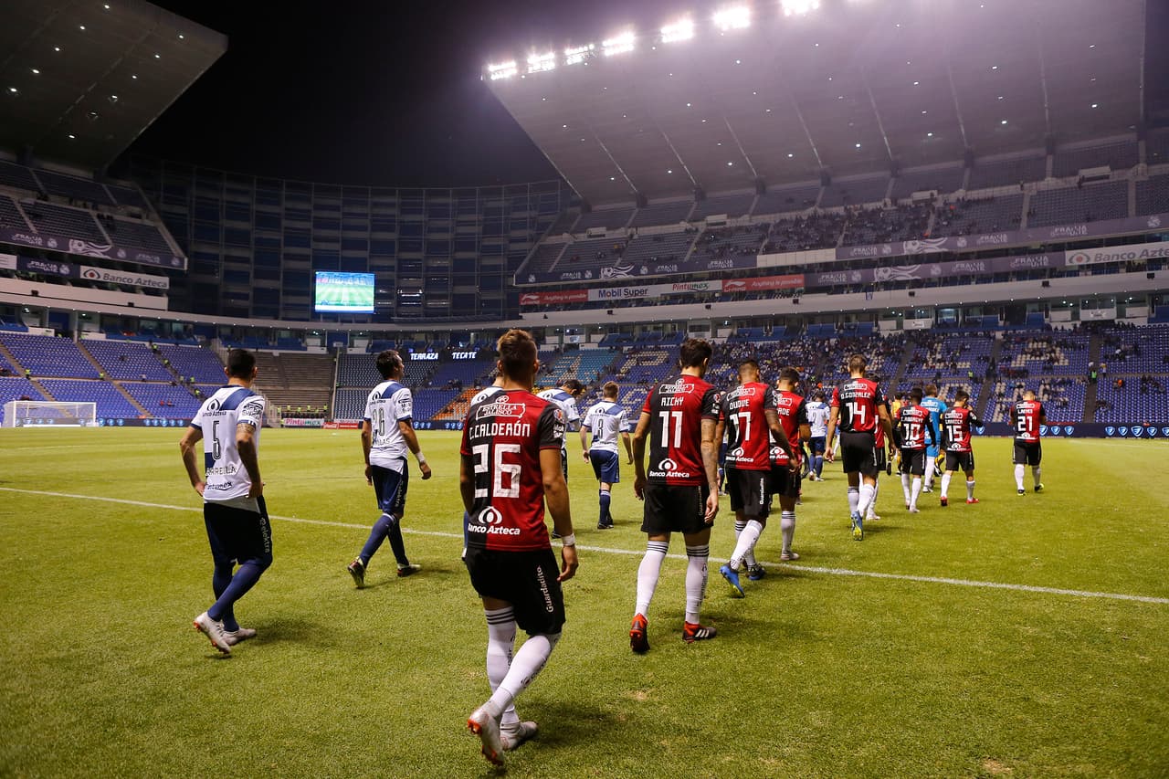 El equipo tapatío sumido al fondo de la tabla general con dos unidades estaba urgido, obligado a sacar la victoria. Los de la franja, con cuatro puntos, en el puesto 16, nada de qué vanagloriarse.