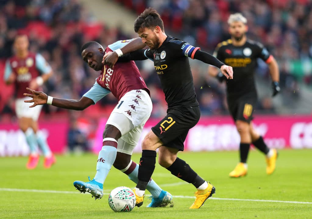 El símbolo del Manchester City, David Silva pelea por la pelota con Marvelous Nakamba, del Aston Villa, dentro del área villana.
