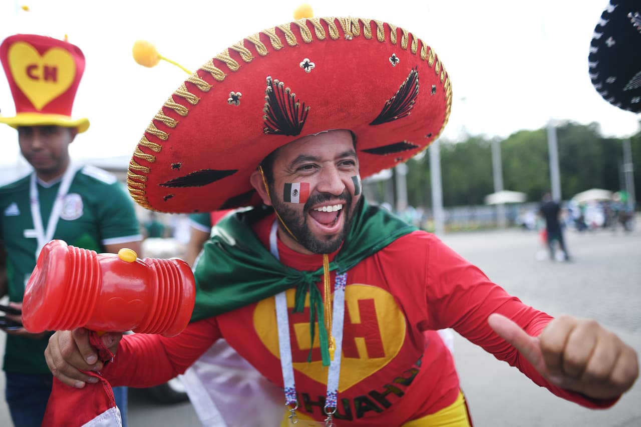 Los fanáticos de México sobresalieron frente a los de Alemania por sus atuendos, que entre sombreros, pinturas y demás, sin duda fueron más llamativos en medio del debut del grupo F del Mundial.