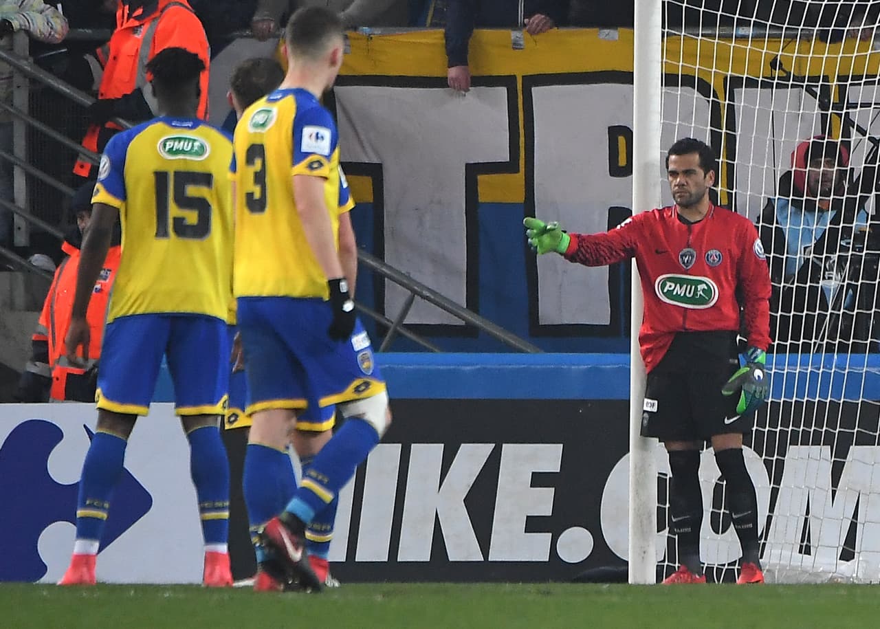 Ya sin cambios y tras la expulsión de Kevin Trapp, Dani Alves defendió el arco del PSG.