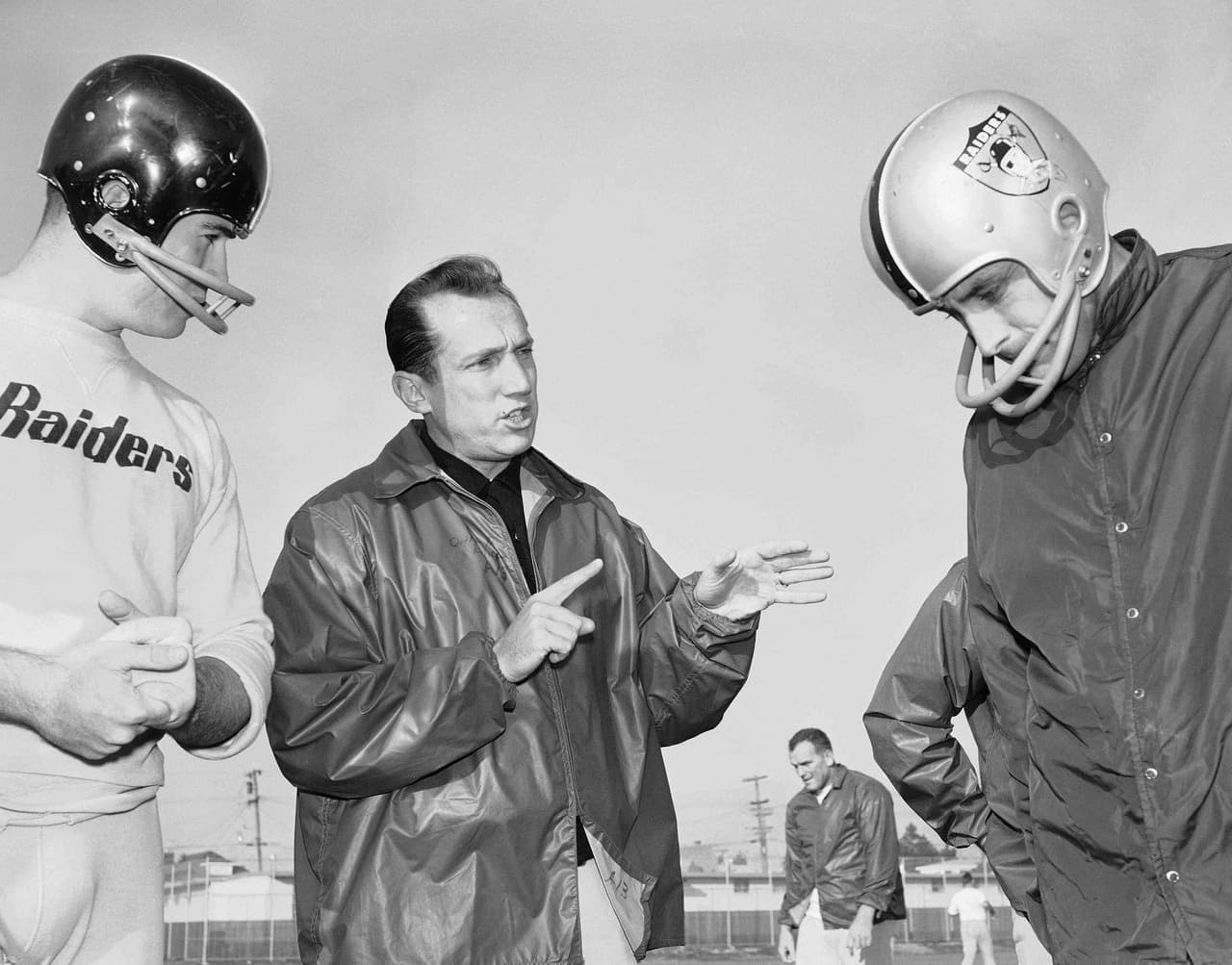 3. 1963 / Oakland Raiders - Houston Oilers. Anotaron 101 puntos entre los dos. Marcador final: Oakland 52 - 49 Houston. Partido de la Liga Americana. Tom Flores, quarterback de los Raiders, luego fue su entrenador, lanzó 6 pases de TD.