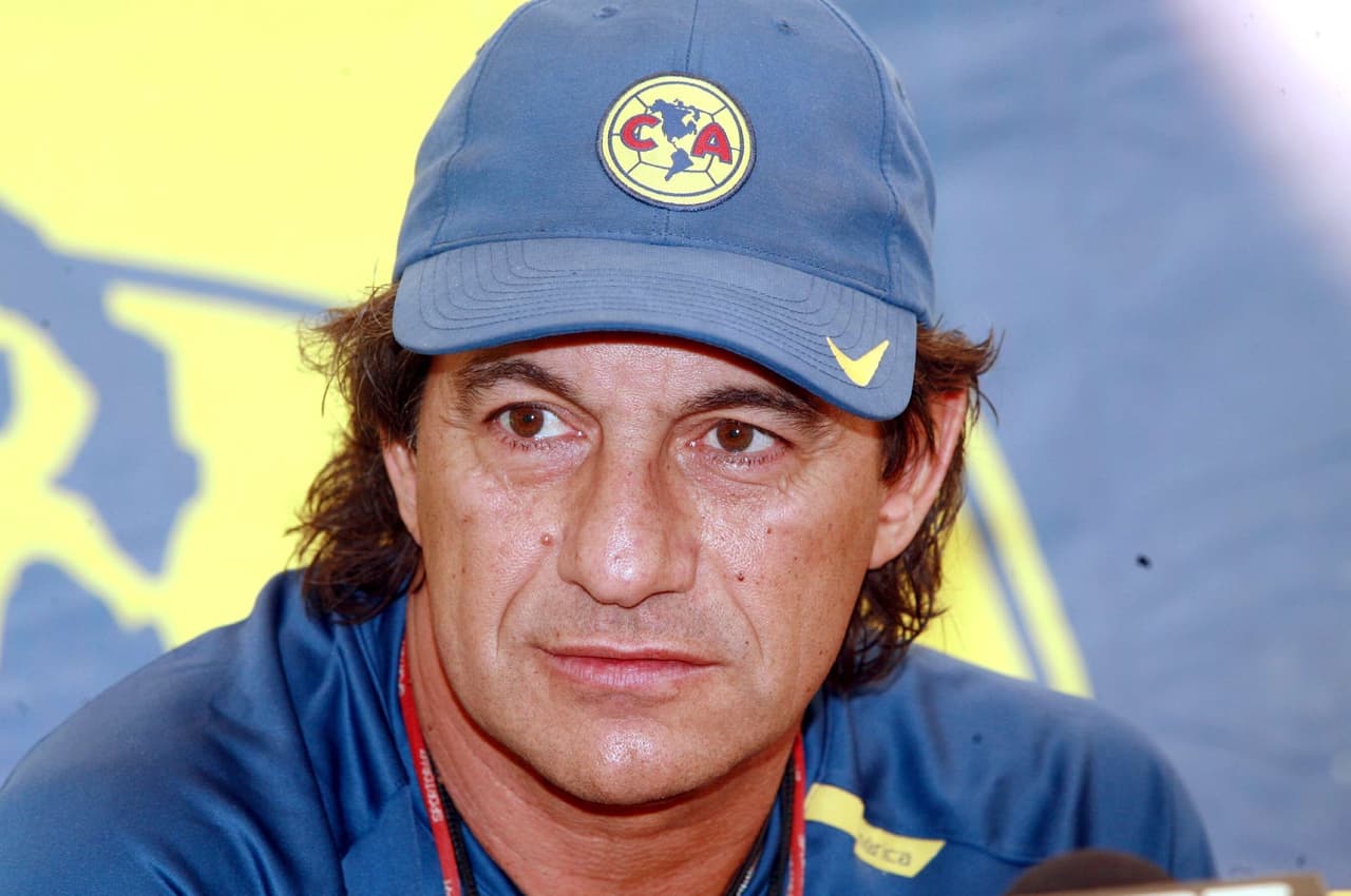 Precisamente el América estaba en crisis en el 2008, con problemas de descenso y jugando la Copa Libertadores: la directiva llamó a Rubén Omar Romano como apagafuegos.