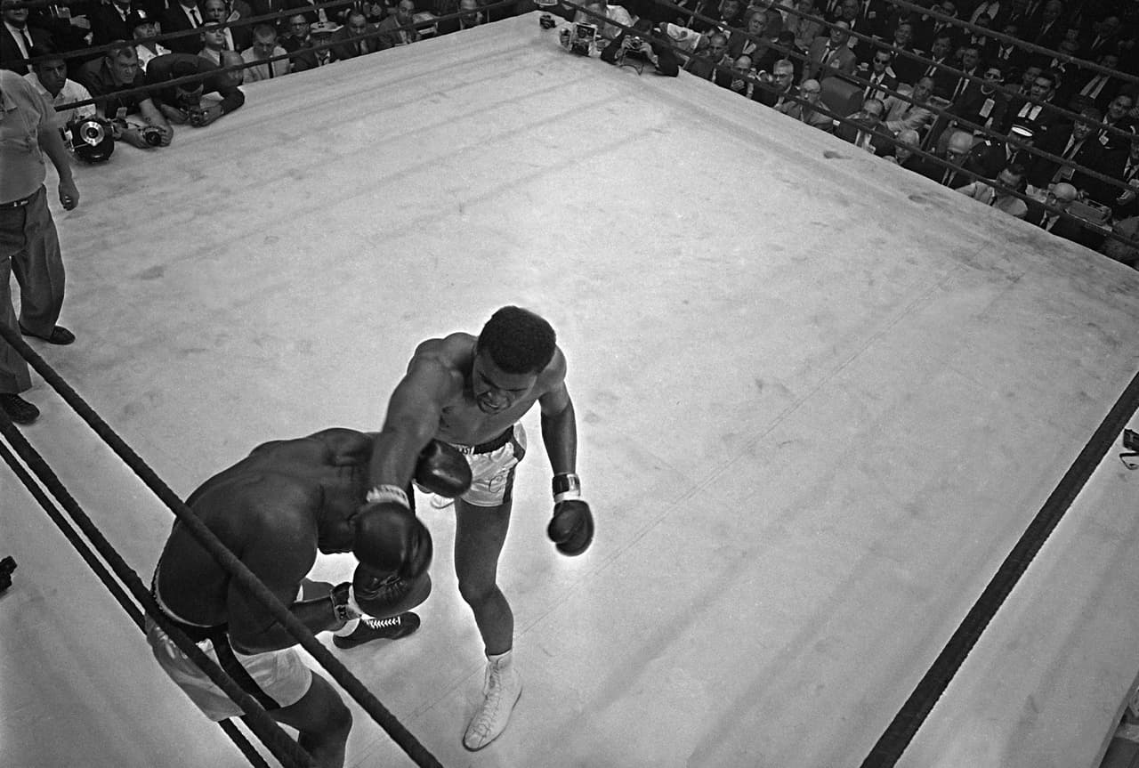Cassius Clay, que después cambiaría su nombre a Muhammad Alí, empezó a mostrar muy pronto su dominio frente a Liston.