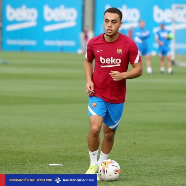 Barcelona informa que Sergiño Dest sufre un esguince en el tobillo 