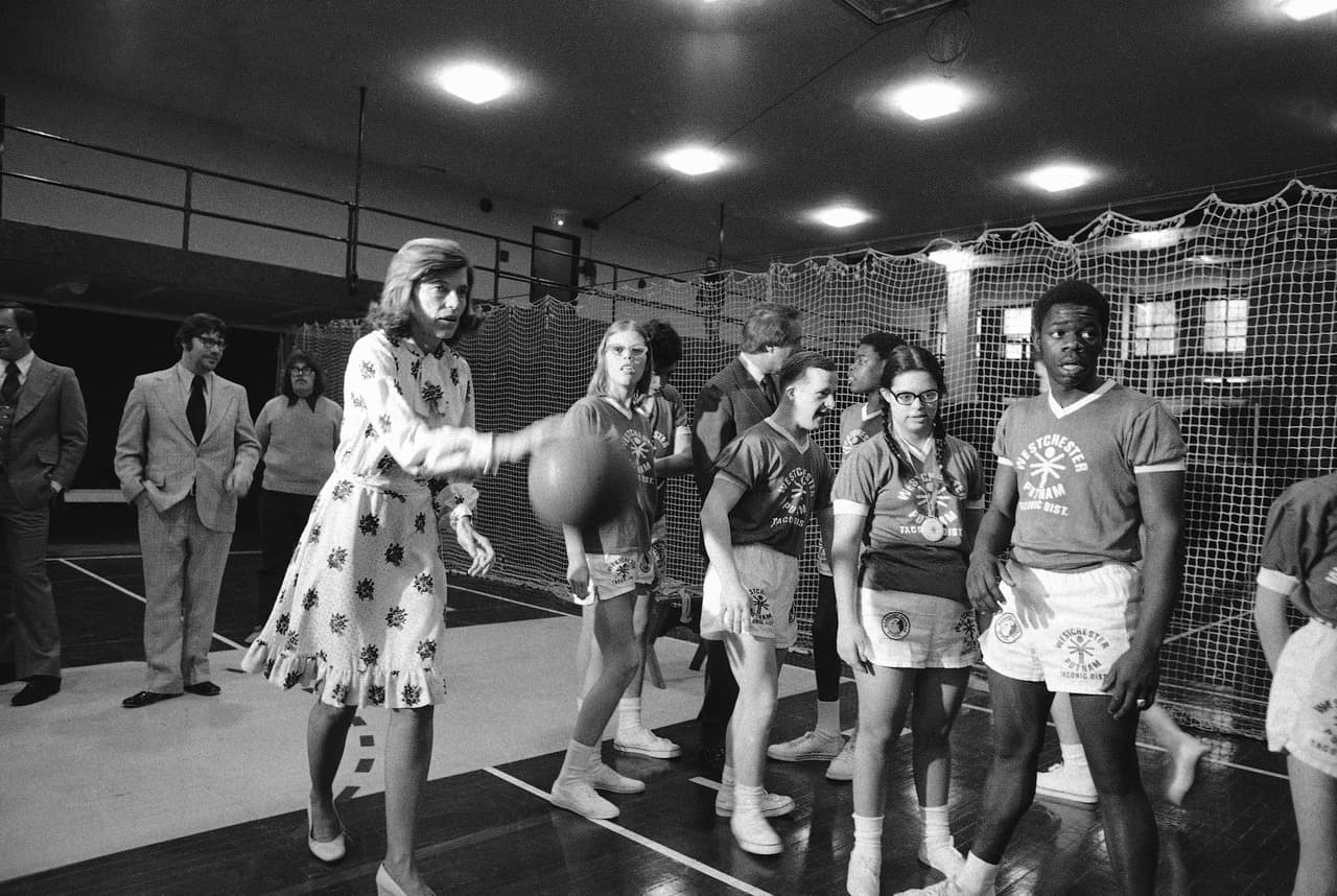 Albergaban unos 100 campistas con discapacidad que fueron trasladados en autobuses desde las escuelas y las instituciones - "lugares sombríos y solitarios" - para pasar sus días practicando deportes, natación y montar ponis.