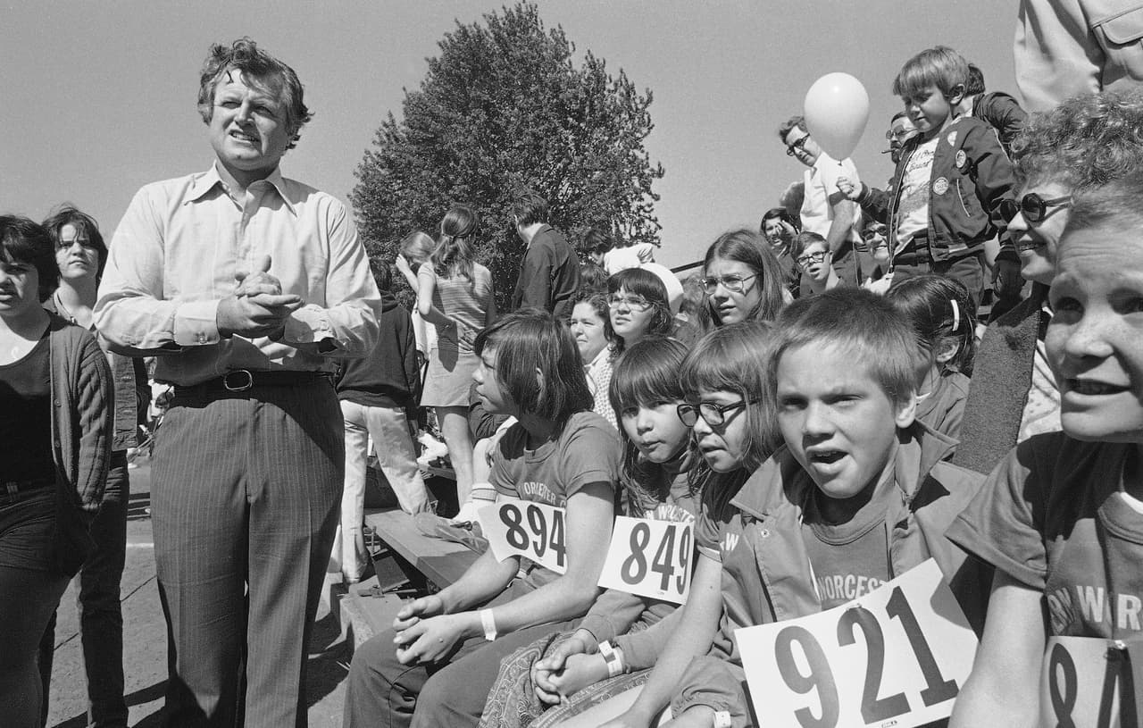 En su propio patio trasero, fundó el Campamento Shriver, un campamento de verano para niños con discapacidad intelectual. A través de becas de la Fundación JPK Jr., el concepto se extendió y pronto habría docenas de Campamentos Shriver.