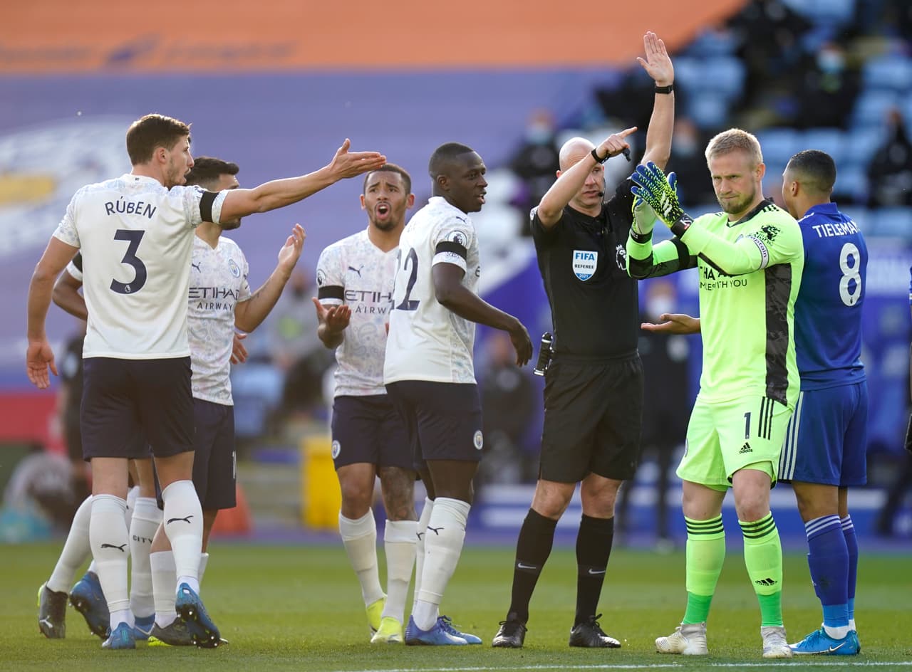 El Leicester no estaba contento con el arbitraje, pero el Manchester City era el doiminador.