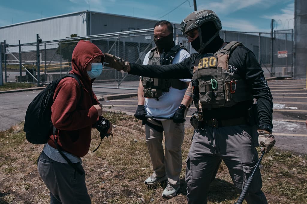 Un joven inmigrante especial fue a comprar una torta y ICE lo arrestó; ahora su hermana, amigos y maestros protestan contra su detención