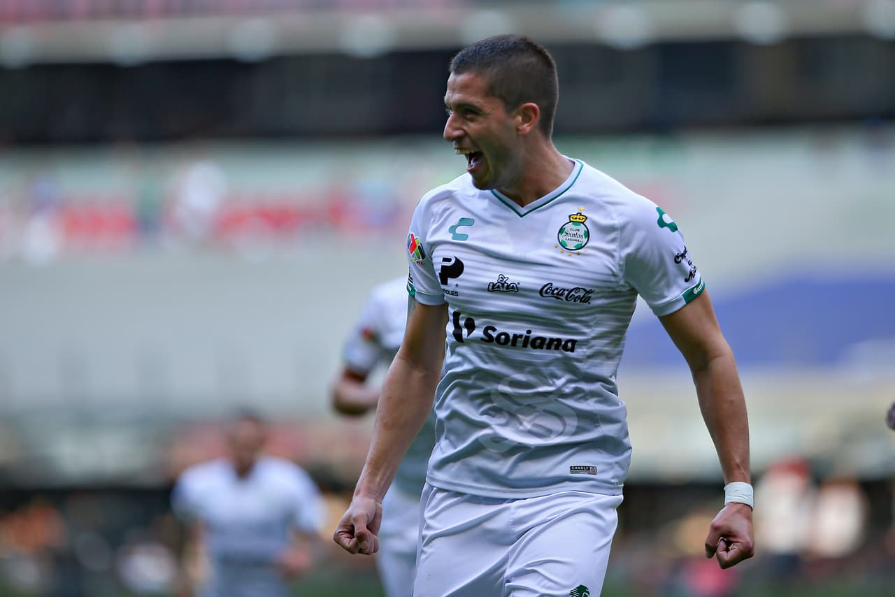 El empate llegó pronto para Santos Laguna, gracias a Hugo Nervo en el minuto 30 del encuentro.