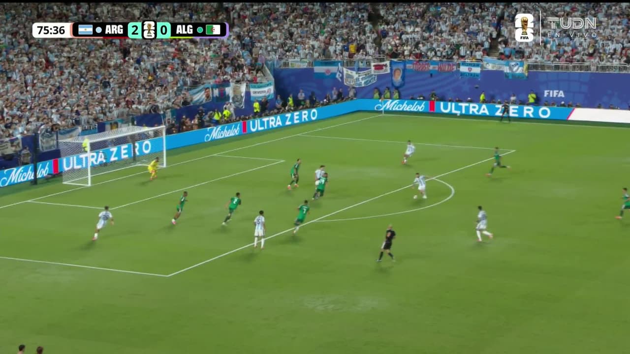 ¡GOL!  anota para Argentina. Lionel Messi