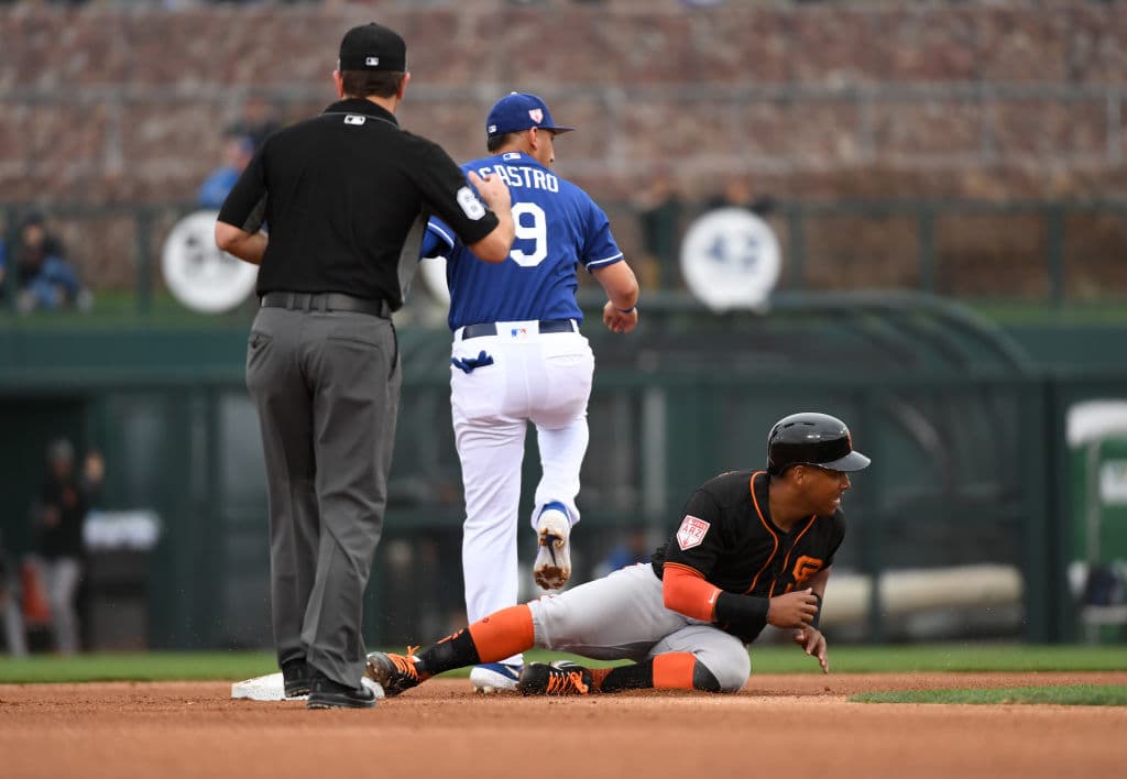 Yangervis Solarte de los Francisco Giants mira hacia la primera base con esperanza, pues en la intermedia fue puesto out por el mexicano Daniel Castro de los Los Angeles Dodgers.