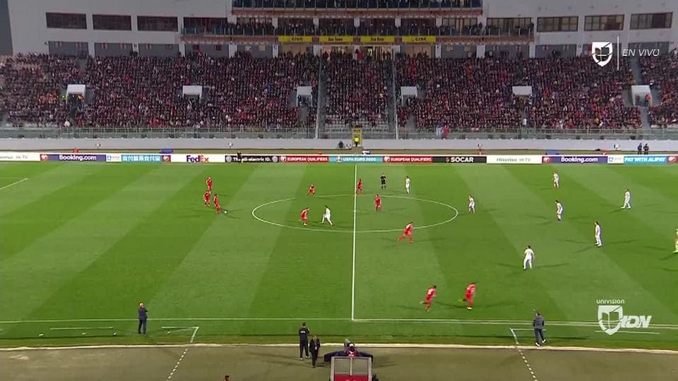 Arranca el partido y la pelota está en juego.