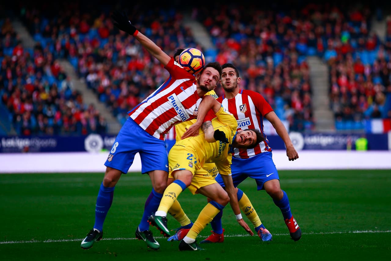MADRID, SPAIN - DECEMBER 17: Saul Niguez (L) of Atletico de Madrid competes for the ball with Helder Lopes (R) of UD Las Palmas during the La Liga match between Club Atletico de Madrid and UD Las Palmas at Vicente Calderon Stadium on December 17, 2016 in Madrid, Spain. (Photo by Gonzalo Arroyo Moreno/Getty Images)