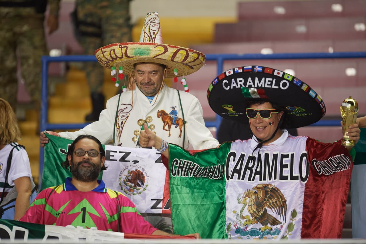 Con la noche encima y la gente llegando al estadio, la ciudad de Panamá esta lista para el Panamá vs México.