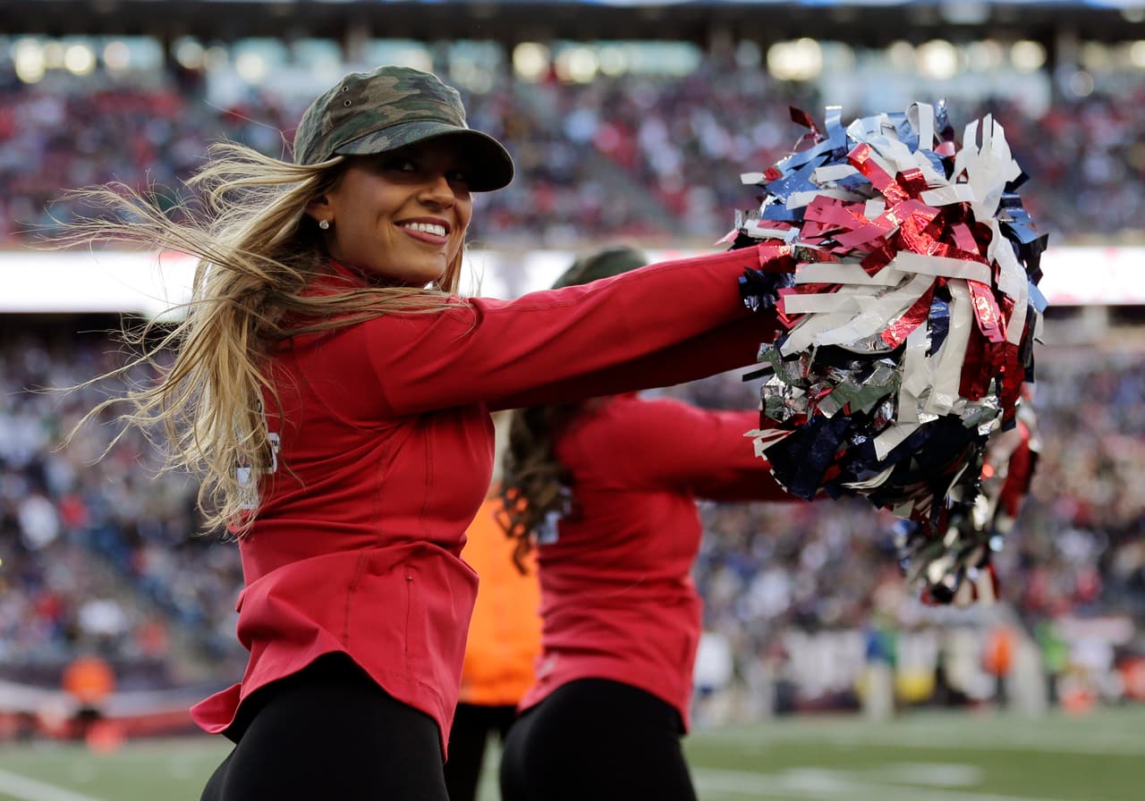 Los Patriots arrollaron a los Redskins 27-10 para mantener la racha ganadora de 8-0 en la temporada. Checa las mejores tomas del partido.