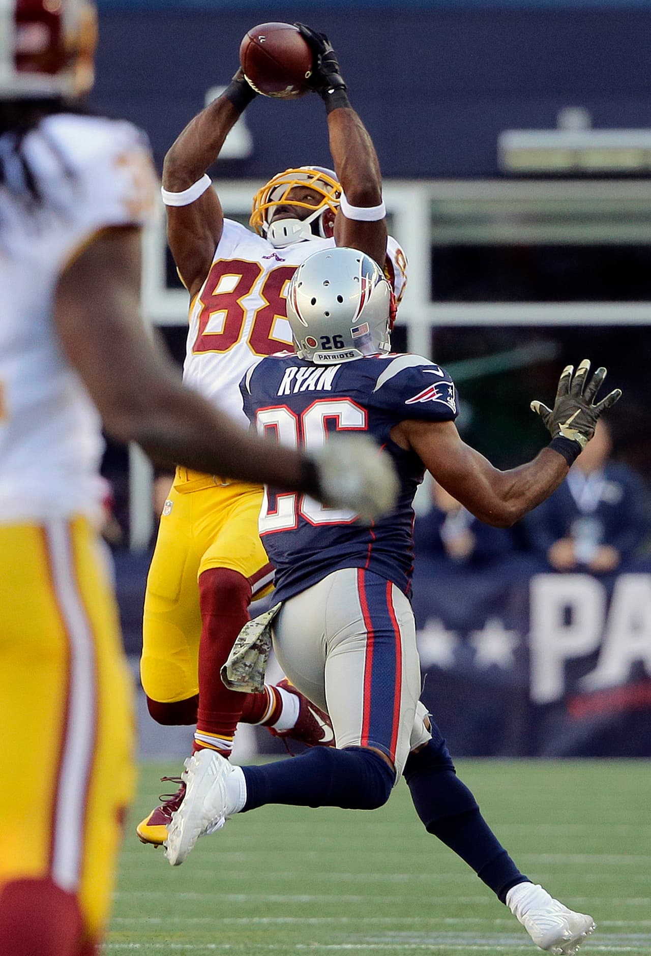 Los Patriots arrollaron a los Redskins 27-10 para mantener la racha ganadora de 8-0 en la temporada. Checa las mejores tomas del partido.