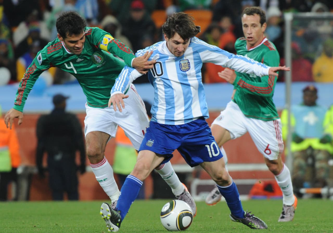 Ex compañeros en el Barcelona pero rivales en selecciones, Márquez tendrá de nuevo la difícil tarea de liderar a la defensa para detener a Leo Messi y sus incansables regates y recursos para disparar a portería o generar ocasiones para sus compañeros.