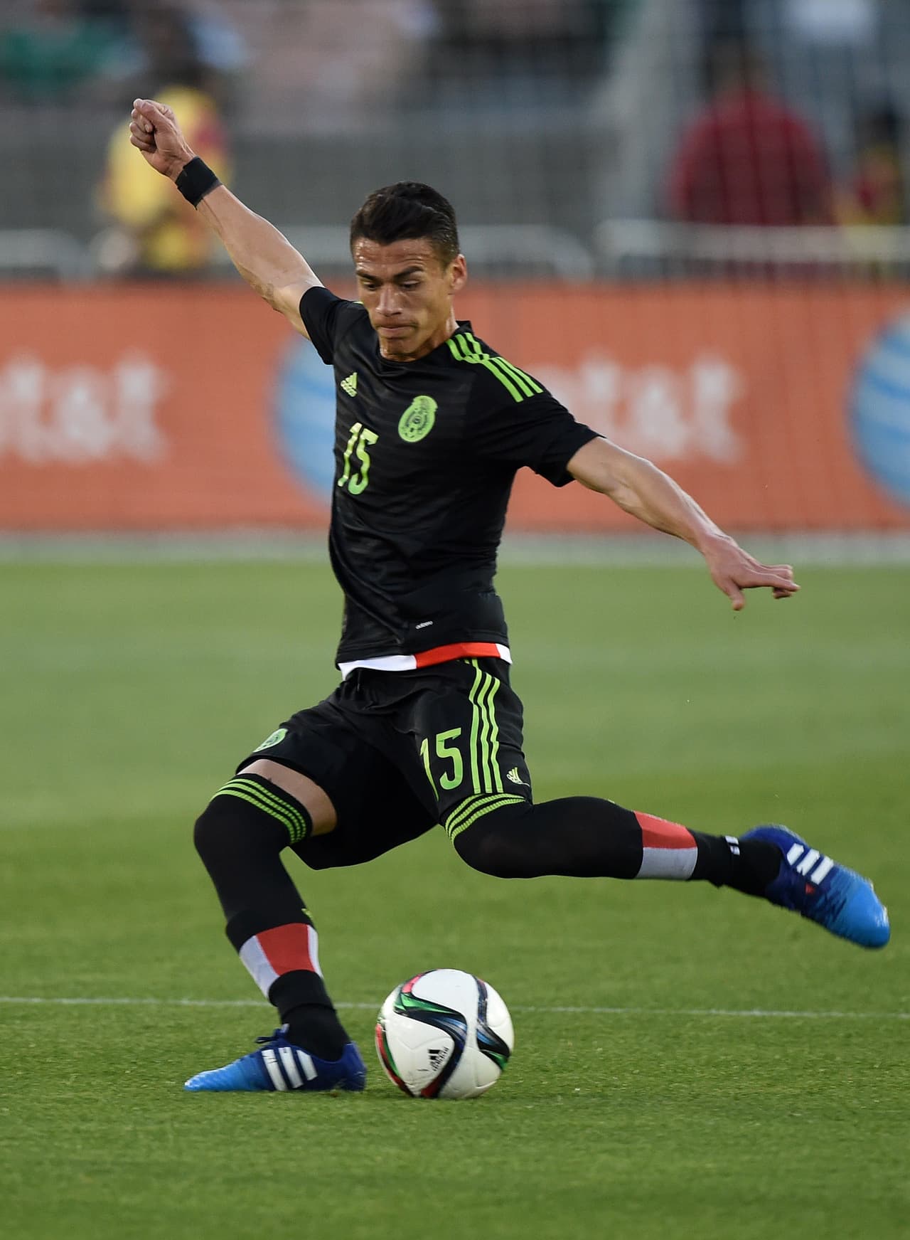 En la central junto a Rafa, que portará el gafete de capitán de México otra vez, estará Héctor Moreno, un defensa que goza de experiencia en Europa y un talento de sobra que ha adquirido en la Liga española y ahora desempeñará en la Eredivisie de Holanda con el PSV.