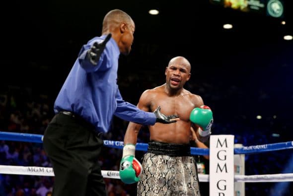En el octavo asalto, Maidana tiró una mordida a la mano de Mayweather Jr., éste se quejó con Bayless, quien no vio la acción.