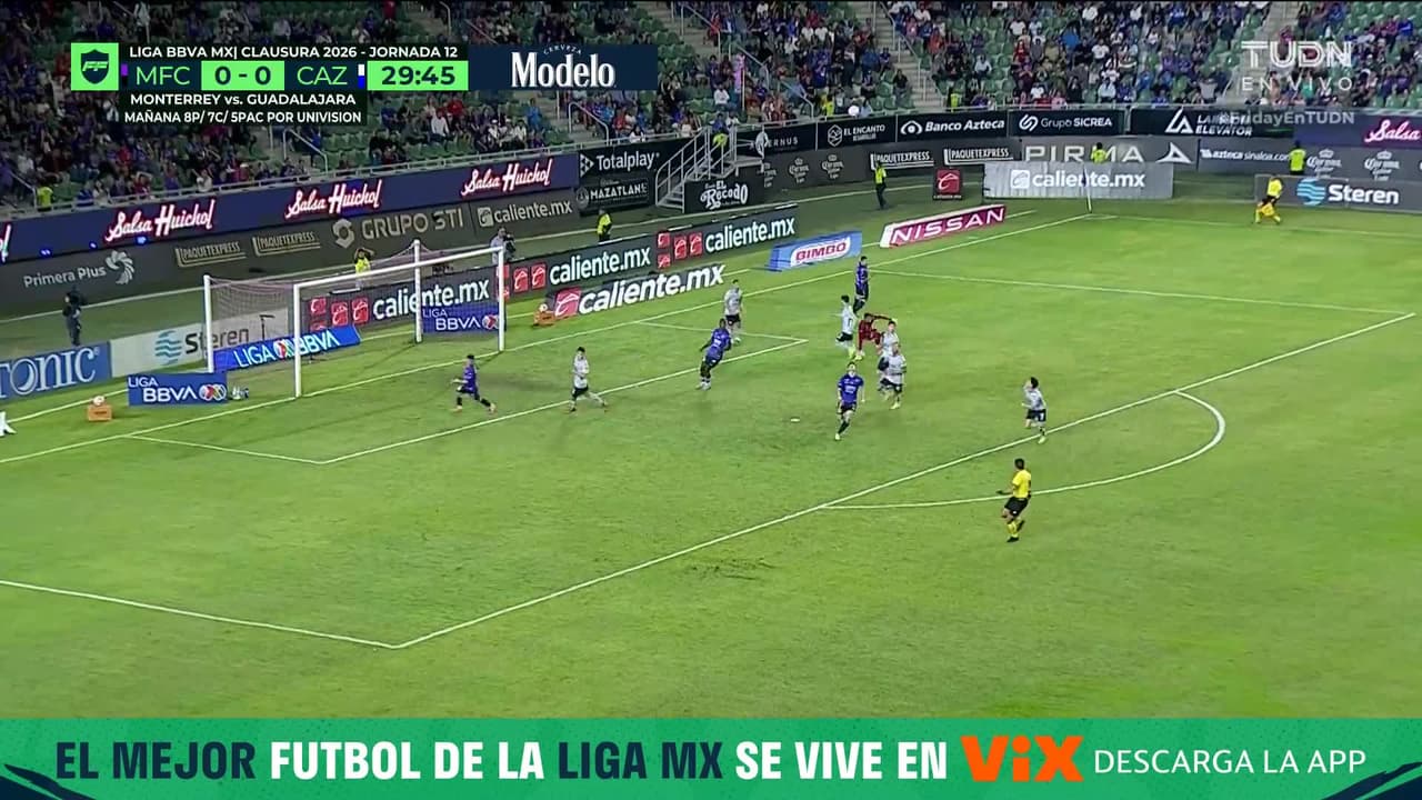 ¡Bienvenido de vuelta Kevin! Mier sale de buena manera y ataja el disparo de Brian Rubio