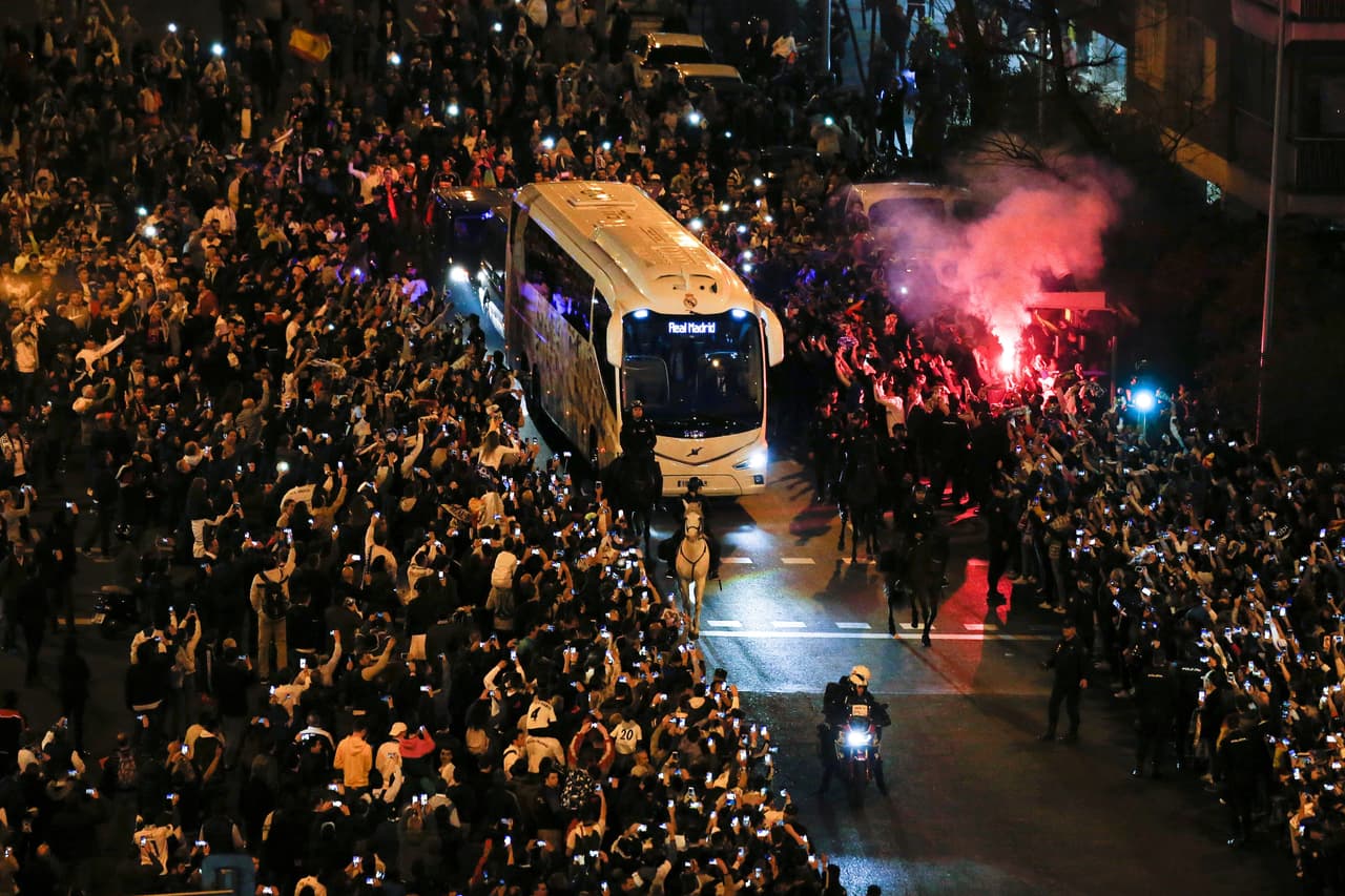 Real Madrid y Barcelona han motivado que las calles de la capital español se vistan de fiesta, tanto en los atuendos como con los hinchas que mostraron su cariño para el duelo de vuelta de las Semifinales de la Copa del Rey.