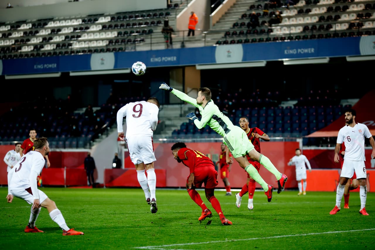 Bélgica se impone a Suiza 2-1 en partido amistoso. Sin los titulares Hazard, Lukaku, De Bruyne y Courtois, Batshuayi marcó un doblete para remontar el partido. Para los suizos, Mehmedi aprovechó regalo de los belgas e hizo el único tanto para su escuadra.