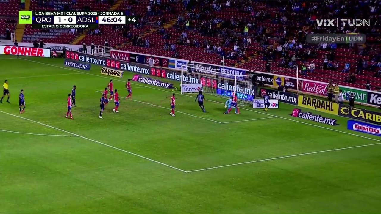 ¡De milagro se salva San Luis! El balón se pasea frente a la línea de gol