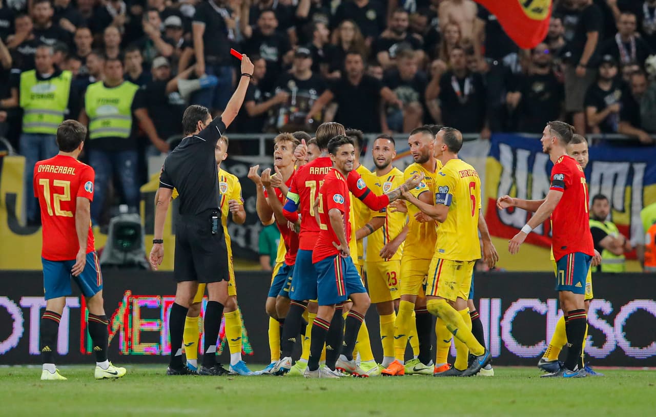 España venció a Rumania 2-1 en Bucarest gracias a los goles de Paco Alcácer y Sergio Ramos. Para los rumanos descontó Florin Andone, que pasó gran parte de su carrera en el país ibérico.