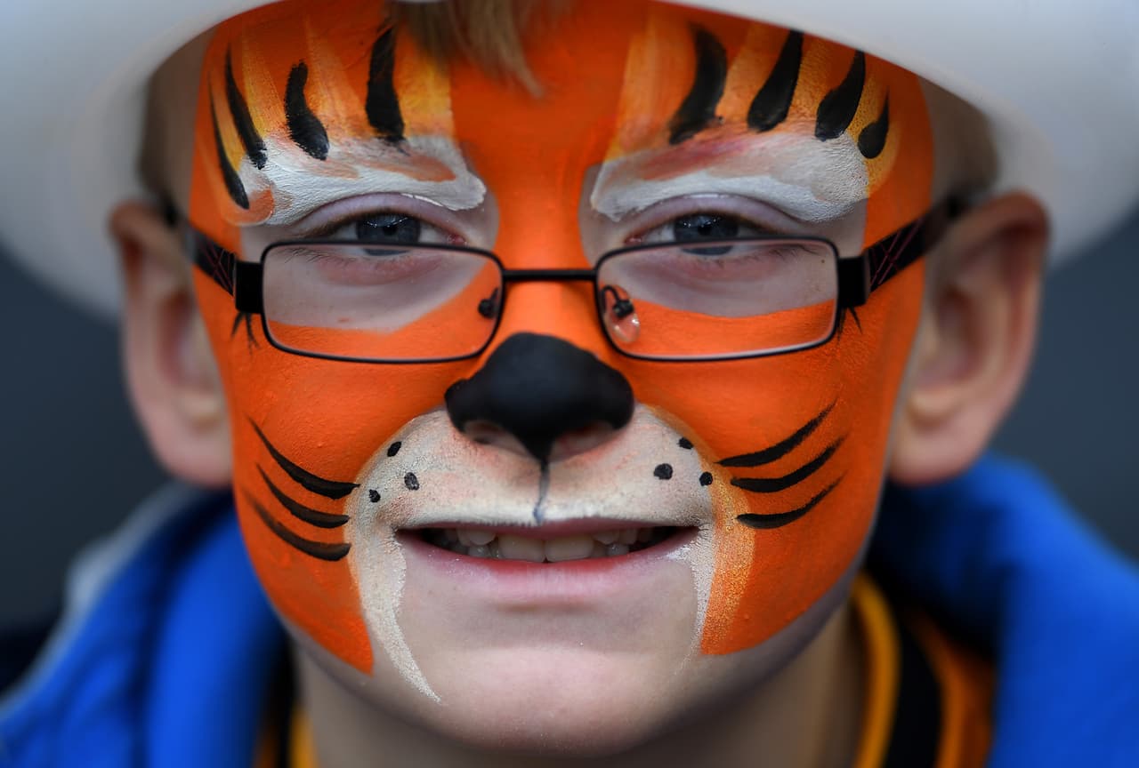 Este joven del Hull City mostró un poco de la pasión felina por su equipo en un partido contra Chelsea en octubre de 2016 en la Premier League.