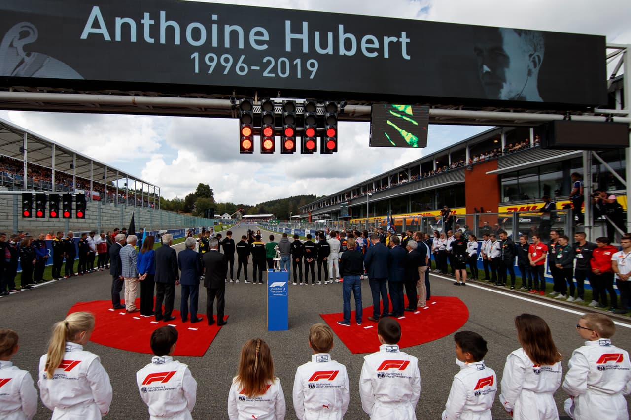 Un minuto de silencio dedicado a Anthoine Hubert previo al inicio de la carrera.