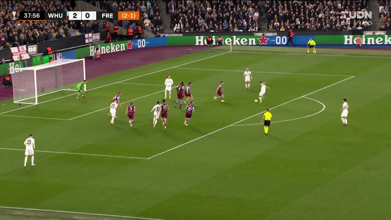 ¡TIRO ATAJADO! disparo por Maximilian Eggestein.